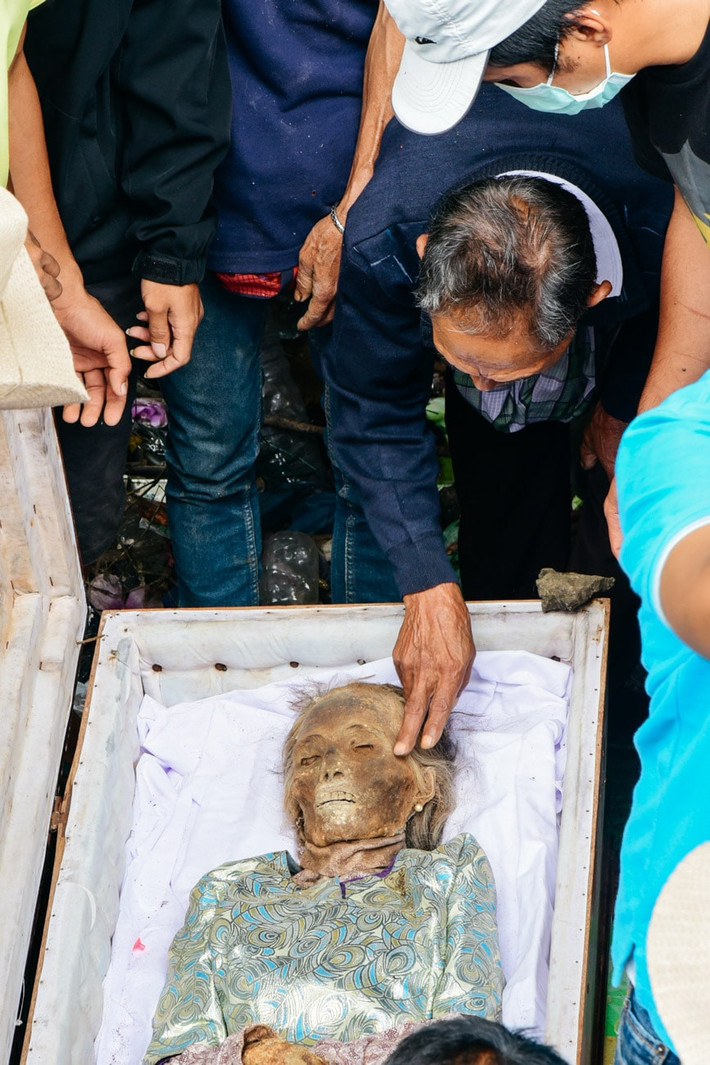 Sau khi được đưa ra khỏi khu vực chôn cất. Mọi người làm lễ cầu nguyện, mong người đã khuất ban phước lành. Sau đó, người nhà vây quanh quan tài và trò chuyện với người đã khuất một cách thân thiết, như thể họ chưa từng rời xa khỏi cõi đời này.