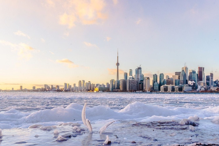 Miền Tây Canada Đến miền Tây của đất nước này, dân du lịch bụi sẽ có cơ hội đi bộ đường dài, cắm trại và khám phá các điểm đến nổi tiếng như Banff, Jasper, Glacier, Yoho, Kootenay và núi Revelstoke. Đây là những điểm đến tuyệt vời được dân du lịch bụi truyền tai nhau. Và đặc biệt chi phí cho các dịch vụ ở đây có mức giá khá khiêm tốn nếu so sánh với các thành phố khác.