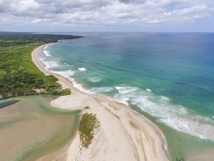 San Juan del Sur, Nicaragua Đến Nicaragua, bạn sẽ chi tiêu ít tiền hơn khi đến các quốc gia khác ở Trung Mỹ vì đây là quốc gia chưa đầu tư nhiều vào phát triển du lịch. Tuy nhiên, thành phố San Juan del Sur lại là một điểm đến trong mơ của các tín đồ du lịch bụi. Bắt nguồn từ một làng chài nghèo, San Juan del Sur đã vươn mình trở thành một trung tâm du lịch vô cùng hấp dẫn.