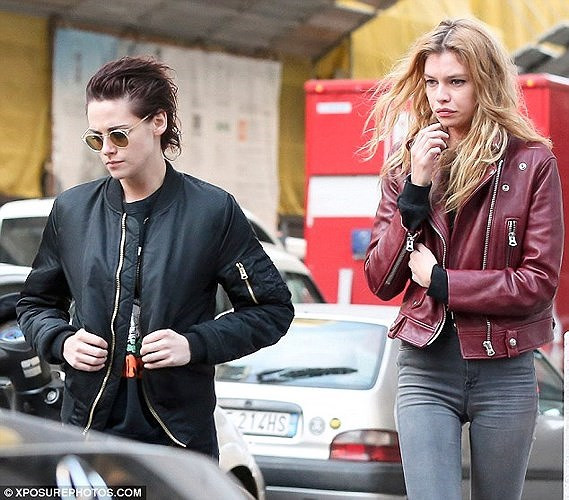Sau hơn một năm hẹn hò, tình cảm của Kristen Stewart và "thiên thần nội y" người Bỉ vẫn rất nồng nàn và đáng ngưỡng mộ.