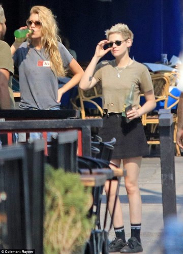 Trong khi đó, Stella Maxwell - bạn gái đồng giới của Kristen Stewart lại vô cùng cá tính với áo phông và quần jeans năng động.