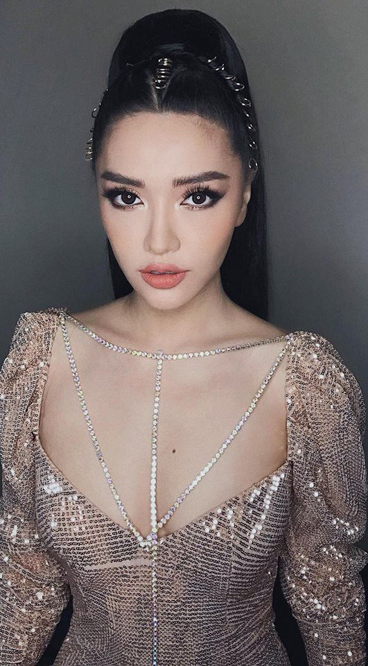 Chẳng cần tạo scandal, chiêu trò, Bích Phương vẫn "nổi như cồn". Những sản phẩm âm nhạc của cô được rất nhiều người đón nhận. Gần nhất là ca khúc "Bùa yêu" đã đạt hơn 80 triệu lượt xem. Bên cạnh đó, nữ ca sĩ Bích Phương còn được yêu mến bởi tính cách "lầy lội", tưng tửng ngoài đời.