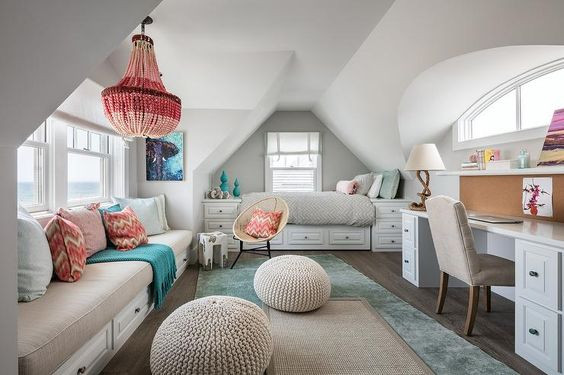 Bảy sắc cầu vồng là đây. Căn phòng gác mái của bạn đã có thêm sức sống khi tích hợp cả phòng ngủ, bàn làm việc và khu thư giãn.