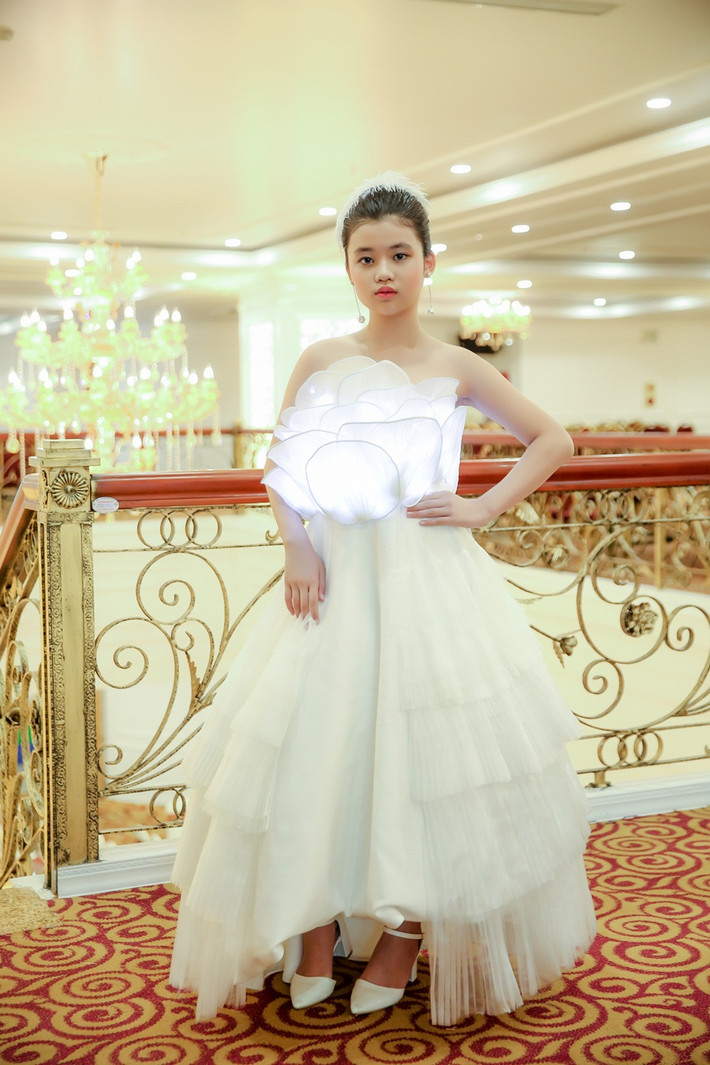 Được biết, để “chạm tay” vào chiếc vương miện danh giá trên đấu trường quốc tế này, mỹ nhân nhí Hải Phòng đã phải vượt qua 104 gương mặt đến từ 45 quốc gia và vùng lãnh thổ khác nhau.