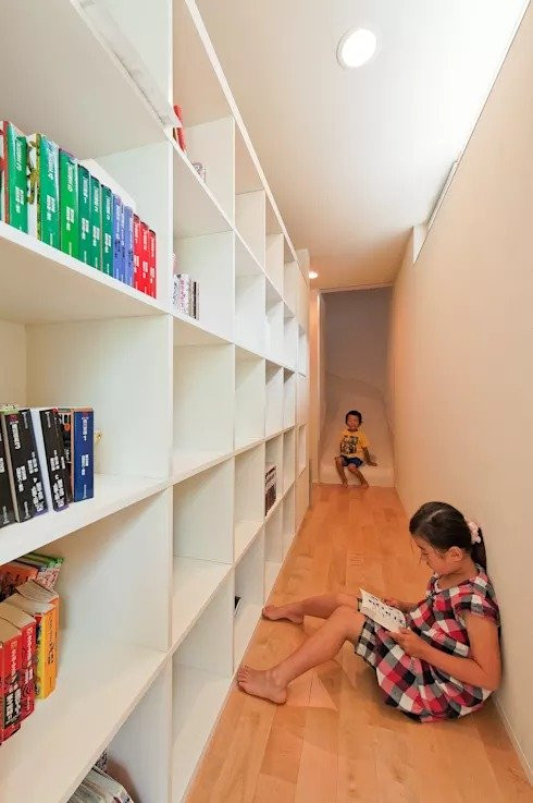 Không gian nhỏ trong hành lang gắn kết không gian cũng có thể được tận dụng và tạo nên một phòng đọc ấn tượng như thế này! Chỉ với một tủ sách lớn được phân chia thành nhiều ngăn nhỏ là ta đã có thể tạo nên một thư viện tại gia. Trẻ có thể thoải mái ngồi hoặc nằm theo ý thích và bắt đầu đắm chìm trong thế giới truyện tranh hay những câu chuyện thú vị trong sách.