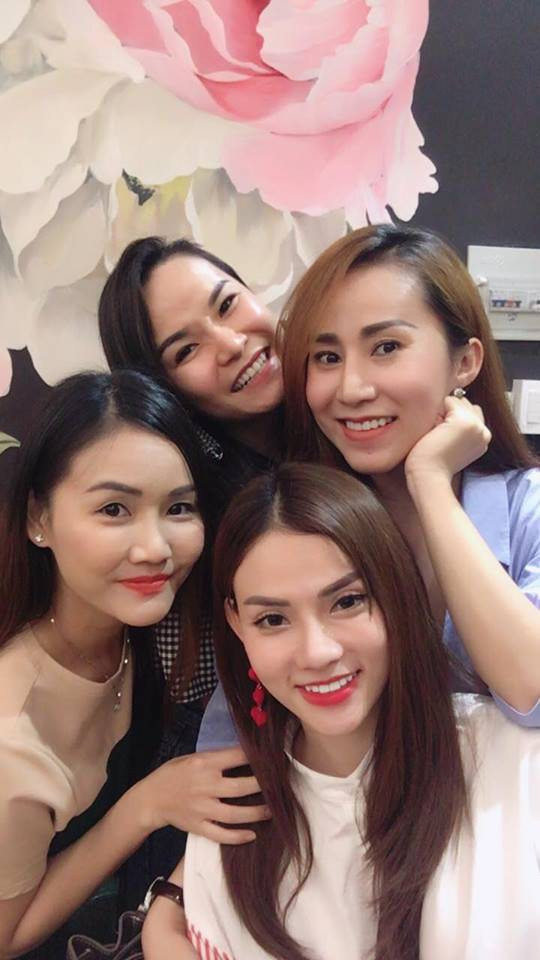 Mây Trắng là một nhóm ca nữ nổi tiếng được thành lập từ năm 2000 với 5 thành viên ban đầu là: Ngọc Châu, Thu Ngọc, Yến Trang, Anh Thúy, Thu Thủy. Năm 2001, Anh Thúy đã tách nhóm và hoạt động riêng với tư cách là 1 ca sĩ solo, Yến Nhi (em ruột của Yến Trang) gia nhập vào nhóm Mây Trắng giữ vững con số 5 thành viên.