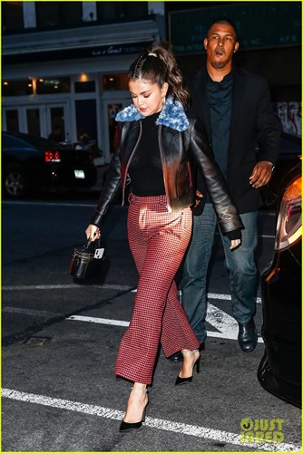 Selena Gomez bị cánh săn ảnh bắt gặp khi đang trên đường đi ăn tối cùng bạn bè tại một nhà hàng sang trọng vào ngày 11/9 tại New York.