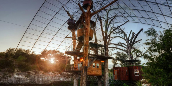 Nhà cây tại The Nest tại Cypress Valley Canopy Tours, Texas Căn nhà cây hai phòng ngủ này treo lơ lửng trên một con lạch và thác nước nhỏ có thể chứa được từ 4 đến 6 người ngủ ở trong. Nhà hoàn toàn đầy đủ mọi tiện nghi, có bếp nhỏ, phòng ăn và khu vực tiếp khách. Ngoài một vòi sen ngoài trời, đi qua một cây cầu nhỏ sẽ đưa đến cho bạn một bồn tắm với vòi sen ở khu vực phòng tắm khá rộng rãi.