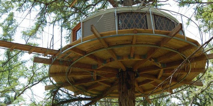 Lofthaven II tại Cypress Valley Canopy Tours, TexasNgôi nhà cây tròn xoe này được xây dựng xung quanh một thân cây bách cổ đại, do đó, thân cây thậm chí còn mọc xuyên qua ngôi nhà. Bên trong, du khách sẽ tìm thấy giường có màn trang trí cách điệu, võng và ghế đan bằng liễu gai. Hiên nhỏ quanh ngôi nhà trên cây sẽ trở thành khu vực tiếp khách. Qua một cầu thang nhỏ nối với phòng tắm. Phòng 2 người này là nơi hoàn hảo cho các cặp đôi.