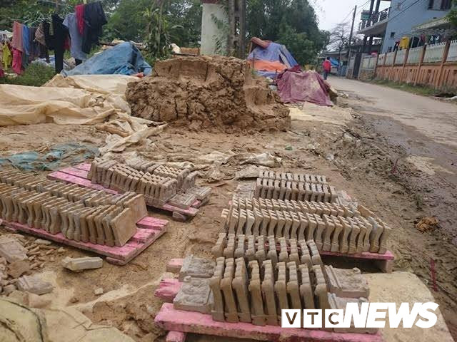 Về Địa Linh những ngày này, 2 bên đường toàn là đất sét và tiếng đục đục, gõ gõ vang lên khắp chốn, đâu đó thoang thoảng mùi của đất sét nung. (Ảnh: T. Khánh)