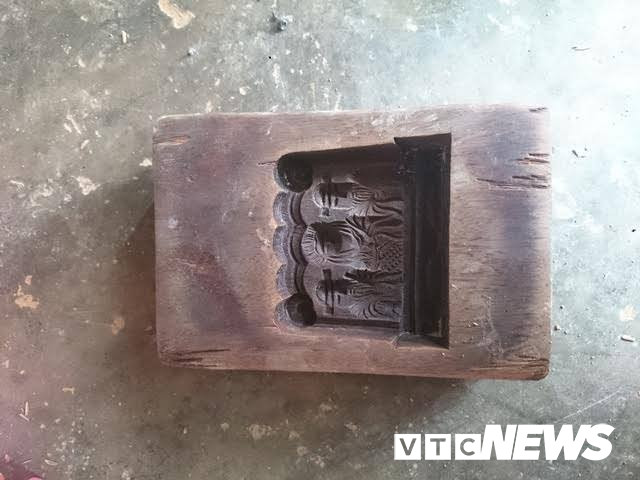 Khuôn đúc tượng ông Táo của dân làng Địa Linh. (Ảnh: T. Khánh)