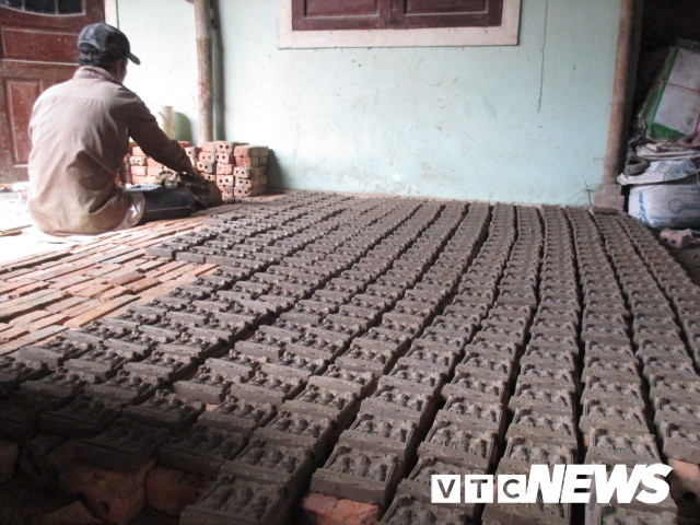 Những ngày cận Tết ông Công, ông Táo (23 tháng Chạp), PV VTC News tìm về làng Địa Linh - địa phương duy nhất còn giữ nghề làm tượng ông Táo ở Huế. (Ảnh: T.H)