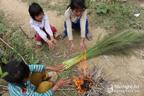 Trước cái lạnh thấu xương, nhiều em phải nhóm lửa sưởi ấm tại chỗ . Ảnh Đình Tuân.