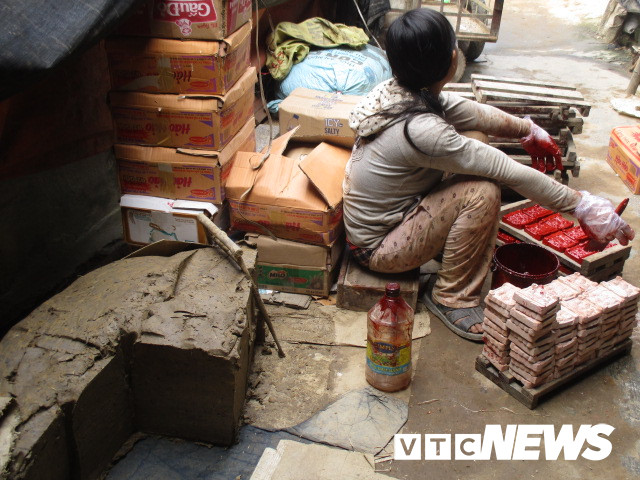 Tất cả đều đang hối hả để kịp rao lò những ông Táo phục vụ Tết ông Công, ông Táo. (Ảnh: T.H)
