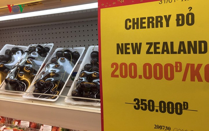 Trong siêu thị Fivimart tại Hoàng Mai, Hà Nội, giá cherry nhập khẩu từ New Zeland đang được khuyến mại, chỉ còn 200.000 đồng/kg.