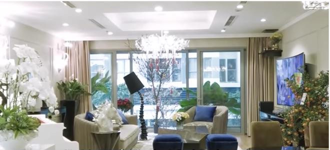 Toàn bộ không gian phòng khách ấm cúng và sang trọng.