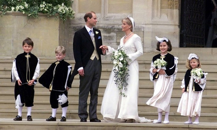 Hoàng tử Edward và cô dâu Sophie Rhys-Jones trong lễ cưới ngày 19/6/1999. Ảnh: AFP
