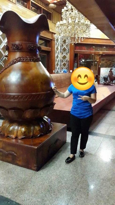 Du khách thích thú với đồ vật bằng gỗ quý nguyên khối *ảnh: DC