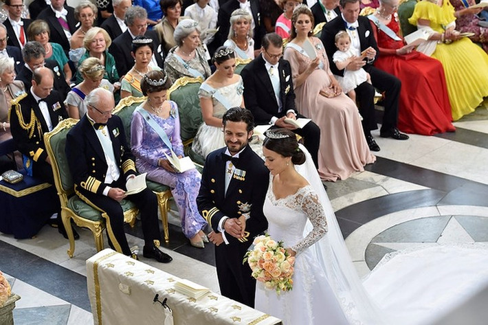 Hoàng tử Thụy Điển Carl Philip và cô dâu Sofia Hellqvist trong lễ cưới tại nhà nguyện Cung điện Hoàng gia Stockholm ngày 13/6/2015. Ảnh: EPA