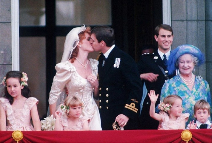 Hoàng tử Andrew hôn cô dâu Sahrah trong lễ cưới tại ban công Điện Buckingham ngày 24/7/1986. Ảnh: AP