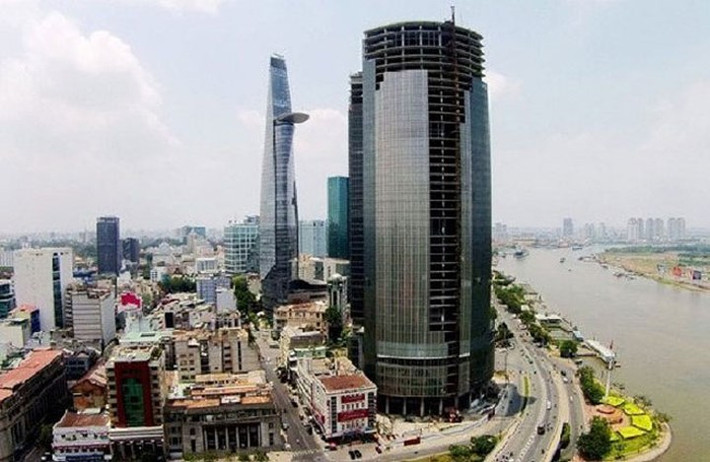 Tòa nhà Saigon One Tower ở Quận 1, TP HCM do Công ty CP Địa ốc Sài Gòn M&C đầu tư với số vốn 256 triệu USD. Tòa nhà cao 195 mét với 42 tầng nhưng đang ngưng trệ. (Ảnh: vietnamfinance)