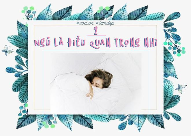 Ngủ cũng có thể giảm được cân, bạn tin không? Trước hết là bởi vì trong lúc bạn ngủ, bạn không thể ăn. Thứ hai, một số nghiên cứu chỉ ra rằng, mỗi giờ khi chúng ta ngủ cơ thể sẽ tiêu hao đi 50 đến 100 calo. Bên cạnh đó, một giấc ngủ sâu sẽ giúp quá trình trao đổi chất diễn ra tốt hơn và những hormone có lợi sẽ được sản sinh nhiều hơn.