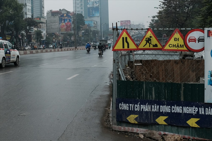 Nhiều đoạn chắn tôn nham nhở, lộ những mảnh tôn sắc nhọn, gây nguy hiểm cho người tham gia giao thông.