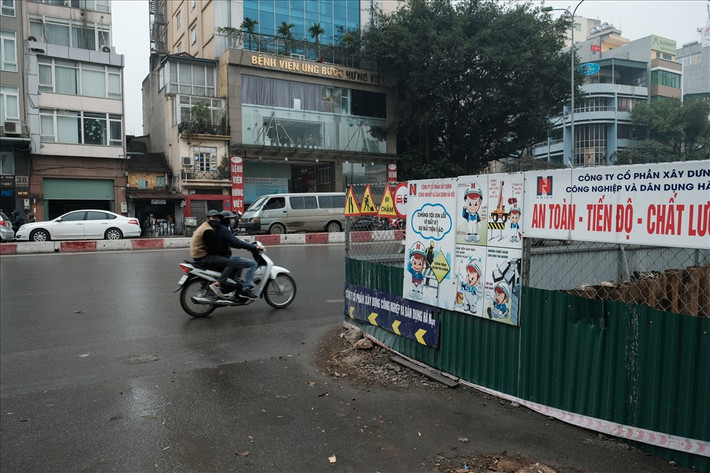 Cả tháng nay, một đoạn trên phố Đại Cồ Việt (khu vực gần nút giao Đại Cồ Việt - Phố Huế) trở thành công trường.