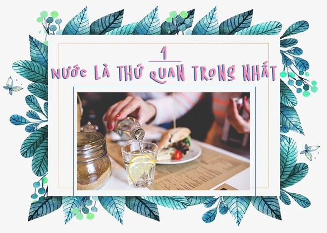 Giảm cân chưa bao giờ là việc dễ dàng, mấy ai kiên trì bó buộc được bản thân kiêng ăn, chăm chỉ vận động trong một thời gian dài? Thế nên nếu ghi nhớ được 10 nguyên tắc “vàng” sau, bạn sẽ thấy việc giảm cân đơn giản hơn rất nhiều! Nước chiếm 50-70% trọng lượng cơ thể, đóng vai trò như một chất dung môi cho các hoạt động diễn ra bên trong cơ thể. Uống 1 đến 2 cốc nước trước mỗi bữa ăn sẽ lấp đầy dạ dày, giúp chúng ta ăn ít hơn. Ngoài ra nước sẽ trung hoà lượng đường trong thức ăn, giúp hạn chế sự ảnh hưởng của đường đối với cơ thể.