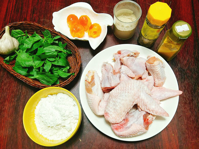 Chuẩn bị nguyên liệu làm cánh gà sốt trứng muối: - 5 cánh gà - 4 lòng đỏ trứng vịt muối - 1 nắm rau húng quế - 1 củ tỏi - 1 thìa cà phê bột tỏi - 1 thìa bột nêm - 1 chút bột canh - 1 thìa cà phê đường - 1 thìa cà phê tiêu trắng - 1 thìa bơ hoặc dầu ăn - 1 bát bột mì - 1 chút bột nở, nếu không có thì bỏ qua - 1 thìa cà phê bột cà ri - 3 thìa sữa tươi hoặc nước