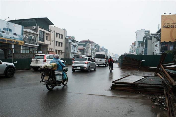 Khoảng 3 tháng nay, đường đê Nghi Tàm, Âu Cơ hạ cốt để thi công cầu vượt An Dương - Thanh Niên. Hiện tại, các công nhân đang thay thế một phần kết cấu đê đất, bằng kết cấu tường chắn sử dụng bê tông cốt thép, tổng chiều dài khoảng 1.100m.