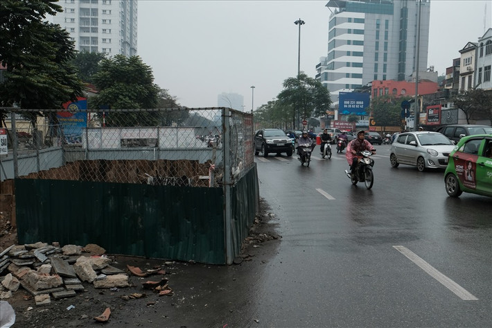 Rác thải, gạch vữa xung quanh khu vực thi công.