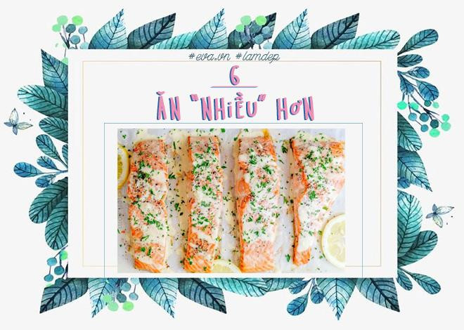 Lại thêm một nguyên tắc rất lạ tai, nhưng đây hoàn toàn là sự thật. Với thực đơn như bạn vẫn ăn, nhưng hãy bổ sung thêm cá hồi, trứng, các loại hạt, dầu olive, ớt và trà xanh… Đây là những thực phẩm hỗ trợ quá trình trao đổi chất, giúp đốt cháy lượng mỡ thừa hiệu quả.