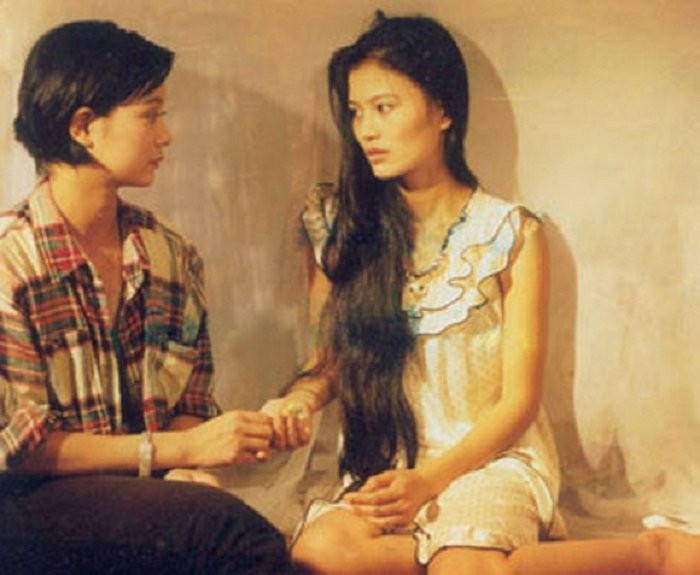 Hoa Thúy từng đóng phim "Xin hãy tin em" cùng Lệ Hằng. Cả hai cũng là đồng nghiệp tại Nhà hát Tuổi trẻ. Tuy nhiên, Hoa Thúy thừa nhận, gần chục năm qua, cô và các đồng nghiệp tại Nhà hát không biết bất cứ thông tin gì về Lệ Hằng.
