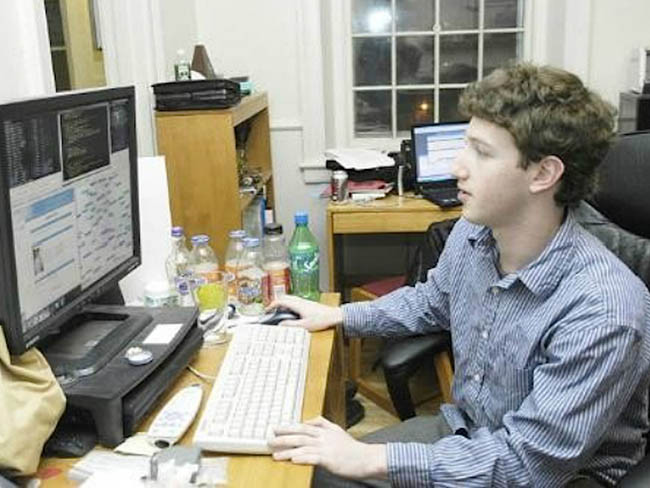 Mark Zuckerberg (4 năm) Mark là người sáng lập và là CEO của Facebook, mạng xã hội lớn nhất hiện nay. Ông sở hữu cổ phiếu nhiều nhất và giá trị tài sản hiện tại là 60 tỷ đô.