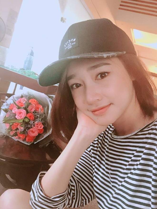 Hiện tại, tài khoản Instagram mới của nữ diễn viên sinh năm 1990 có hơn 2000 người theo dõi. Bản thân cô chỉ nhấn nút follow 3 người là ca sĩ Sơn Tùng, Bích Phương Idol và Phở đặc biệt.