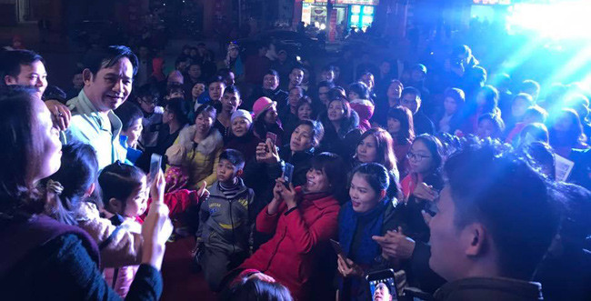 Nghệ sĩ Quang Tèo từng chia sẻ các nghệ sĩ miền Bắc có nhiều đêm diễn thu hút hàng nghìn khán giả, chứ không hề lèo tèo, ít người hâm mộ như một số tin đồn. Tình cảm của khán giả tỉnh trở thành động lực để các nghệ sĩ diễn hết mình. Nhiều khi việc đi diễn tới 1h - 2h sáng mới về tới nhà đã trở thành chuyện thường tình. Việc diễn tỉnh mang lại cát-xê không hề nhỏ cho các nghệ sĩ miền Bắc.