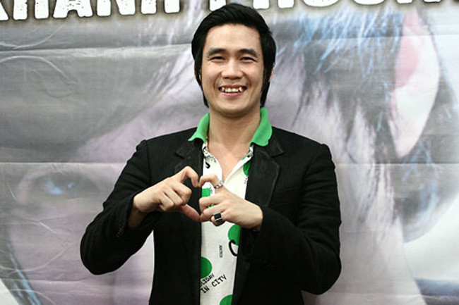 Nam ca sĩ Khánh Phương từng gặp phải sự cố nhớ đời khi đi diễn tỉnh. Khánh Phương bị rách quần đúng chỗ nhạy cảm khi đang trình diễn. Đó là bài học kinh nghiệm cho nam ca sĩ khi đi diễn cần thận trọng về trang phục.
