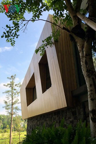 Bên ngoài công trình được ốp đá và gỗ teak – một loại gỗ được dùng đóng tàu biển, có khả năng chịu được sự khắc nghiệt của thời tiết. Chất liệu đá và gỗ cho cảm giác thân thiện và gần gũi.