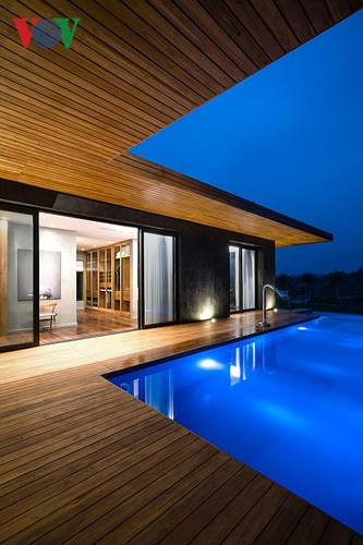 Các phòng trên tầng 2 được bố trí dạng chữ L bao quanh bể bơi. Ở khu vực này, mọi người có thể vừa bơi lội thư giãn vừa ngắm nhìn khung cảnh thiên nhiên bao quanh.
