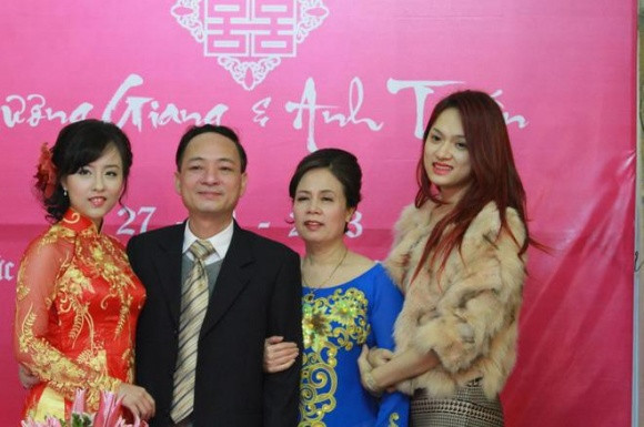 Chị gái Hương Giang đã lập gia đình và đang sinh sống ở Nhật Bản. Tuy Hương Giang có rất ít hình chụp chung với chị gái nhưng được biết cả hai có mối quan hệ rất thân thiết. Đang sống ở xứ sở hoa anh đào nhưng chị gái Hương Giang vẫn thỉnh thoảng về Việt Nam để tham dự sự kiện của em gái. Đồng thời, chị cũng là nguồn động viên giúp Hương Giang nỗ lực trên con đường hoạt động nghệ thuật.