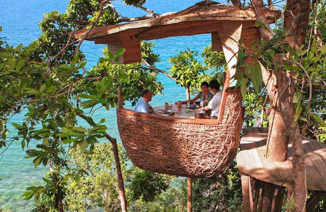 Những chiếc giỏ này đều được đan bằng mây tre đơn giản nhưng lại rất bền chắc, có 4 chỗ ngồi bên trong. Khi khách có nhu cầu gọi món ăn, người phục vụ sẽ đu trên những chiếc ròng rọc, một tay bê khay thức ăn rất chuyên nghiệp. Du khách có thể thoải mái gọi bất kỳ món gì mình thích.