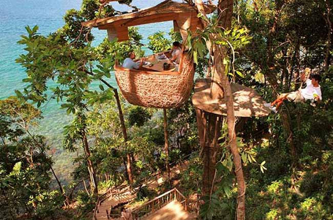 Khu nghỉ dưỡng sinh thái Soneva Kiri xa hoa, nằm ở hòn đảo Kood, Thái Lan nổi tiếng là nơi giúp du khách trải nghiệm giấc mơ đã bỏ lỡ khi còn bé. Khi đến đây, du khách sẽ được đắm mình trong không khí dịu mát giữa những cánh đồng nhiệt đới, đồng thời có thể trải nghiệm cảm giác đung đưa trên những ngọn cây.
