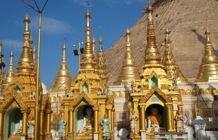 Điều đáng ngạc nhiên là từ khi được xây dựng đến nay, nơi này chưa bị trộm bao giờ. Lý do là bởi người dân nơi đây chất phác, thật thà, Myanmar lại là quốc gia có vị trí xa xôi hẻo lánh, chiến sự cũng hiếm khi xảy ra. Không chỉ vậy, ở đây còn có đội ngũ cảnh sát, bảo vệ tuần tra luân phiên 24/24 và camera an ninh lắp đặt khắp nơi.