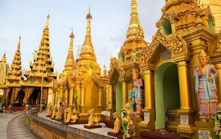 Chùa Shwedagon bao gồm 4 tòa tháp chính ở trung tâm và 64 tòa tháp nhỏ bao quanh, tất cả đều được dát vàng. Theo ước tính, người Myanmar đã sử dụng 72 tấn vàng để xây dựng kiệt tác này. Chiếc lọng vàng trên đỉnh tháp còn treo 1.065 chiếc chuông vàng, 420 chiếc chuông bạc. Phần trên lọng dán lá vàng, phần đỉnh nạm 5.448 viên kim cương và 2.000 viên đá quý.