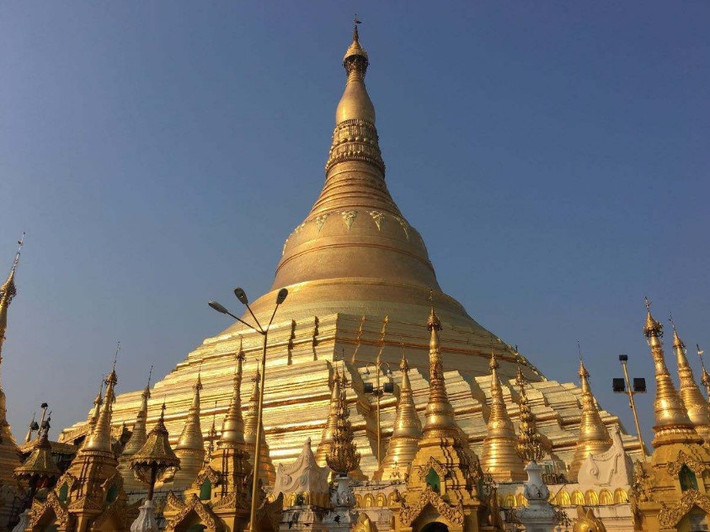Ngôi chùa này là thánh địa Phật giáo linh thiêng nhất tại Myanmar. Được biết, nơi đây từng thờ phụng 8 vị Phật và là nơi canh giữ 4 báu vật thiêng liêng của Phật gia.