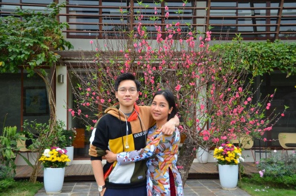 Con trai Mỹ Linh gây bất ngờ bởi diện mạo cao lớn, điển trai.