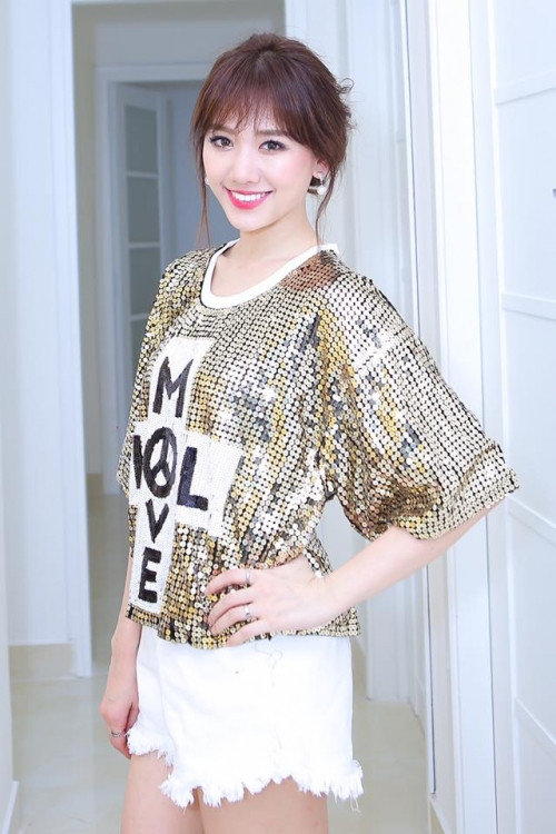 Kiểu tóc Hari Won thường để cũng rất đơn giản. Cô thường búi nhẹ lên cao để lộ gương mặt thanh thoát. Nhưng dù là kiểu tóc nào thì Hari vẫn trung thành với kiểu mái mưa trẻ trung.