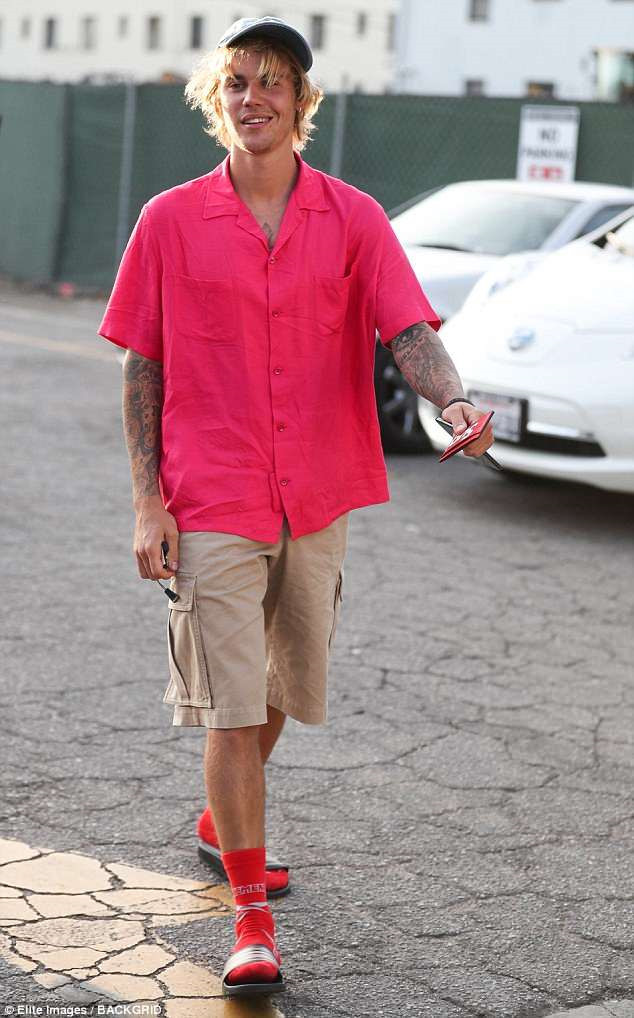 Tuy nhiên, dạo gần đây Bieber đã khiến người hâm mộ thất vọng vì chuyển hẳn sang hình ảnh quý ông già dặn. Anh liên tục chọn mặc các loại áo sơ đứng tuổi trước ống kính. Một lần xuống phố, hôn phu của Hailey Baldwin gây bất ngờ khi diện sơ mi hồng mix-match cùng quần short túi hộp màu trung tính.