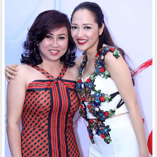 Bảo Anh sinh ra và lớn lên trong một gia đình có 2 chị em gái. Mẹ Bảo Anh là một người phụ nữ có dung mạo xinh đẹp, quý phái nhưng khá lận đận, vất vả.